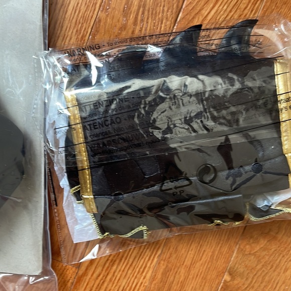 DC BatGirl Costumes Size 3-4t - Picture 3 of 6